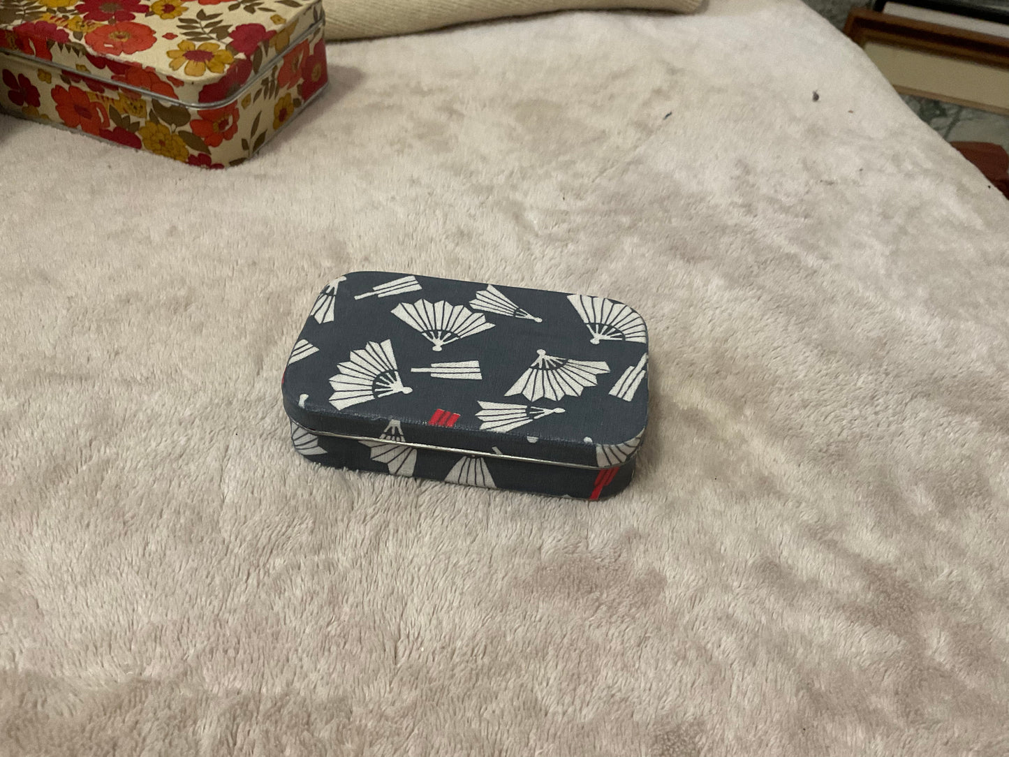 Salvaged Fabric Wrapped Altoid Tins — White Fans on Gray, closed 2